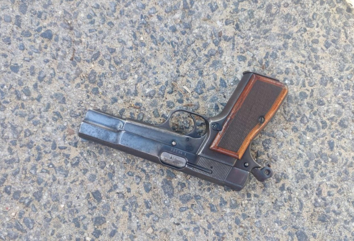 האקדח שנתפס אצל החשודים (צילום:  דוברות המשטרה)
