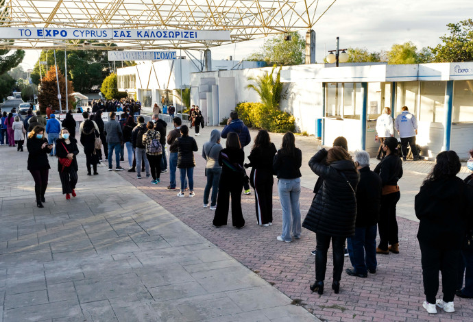 תור לבדיקות קורונה בקפריסין (צילום:   IAKOVOS HATZISTAVROU/AFP via Getty Images)
