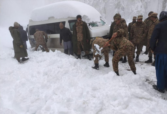 לכודים בשלג בפקיסטן (צילום:  Handout via REUTERS)