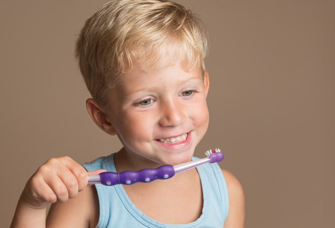 ילד מצחצח שיניים (צילום:  אינגאימג')