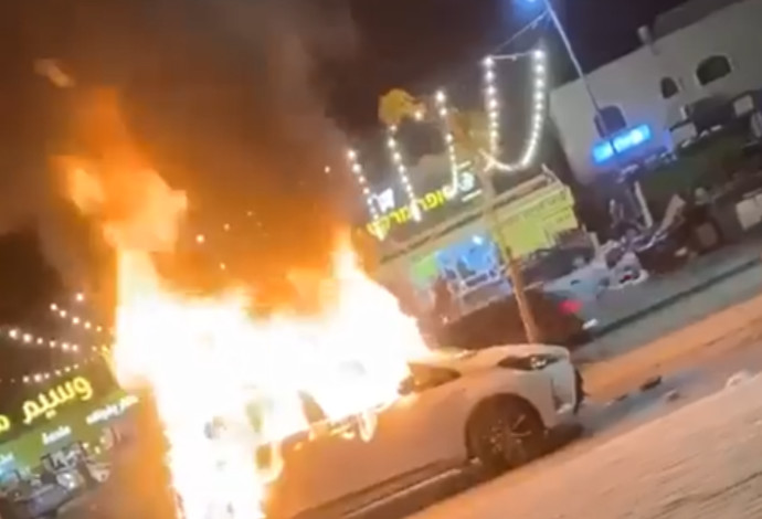 מהומות בנגב: רכב הוצת במהלך המהומות (צילום:  רשתות חברתיות ערביות)