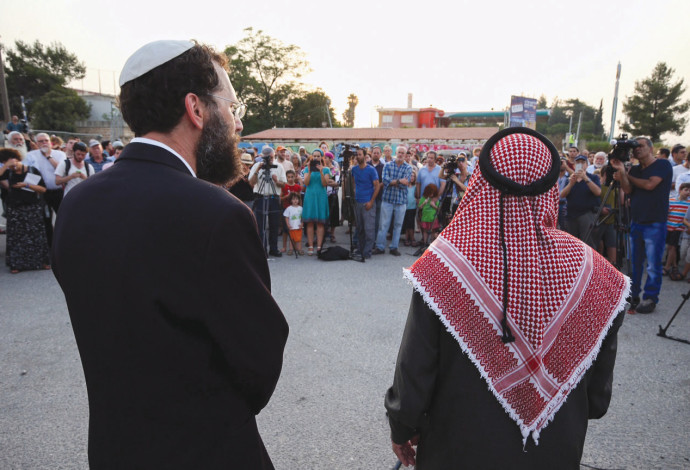 תפילה משותפת של מוסלמי ויהודי (צילום:  נתי שוחט, פלאש 90)