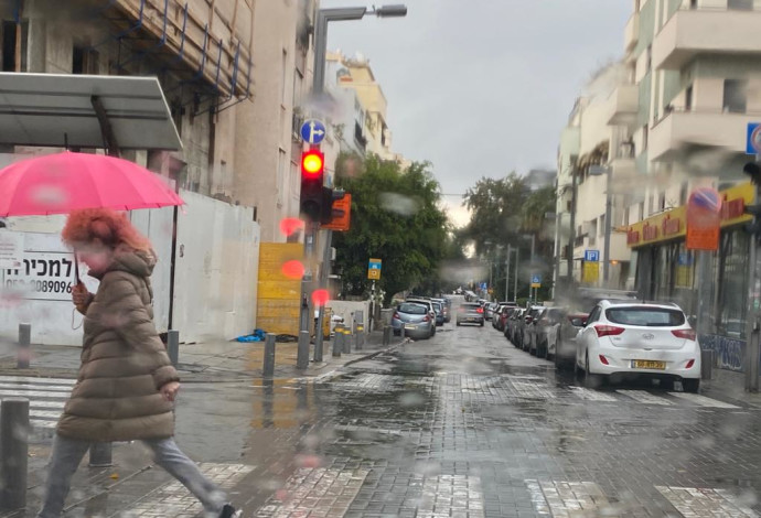 הגשם חוזר לרחובות תל אביב (צילום:  אבשלום ששוני)