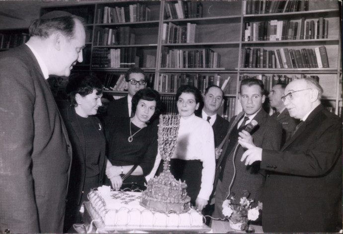 עוגה מיוחדת לרגל בחירת הנשיא שזר (צילום:  באדיבות משפחת רוזנפלדמוזיאון הכנסת)