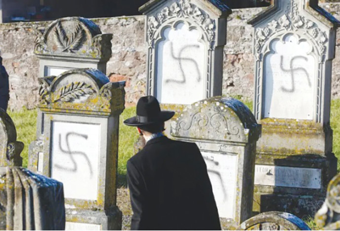 גילוי אנטישמיות בקברי יהודים בצרפת (צילום:  רויטרס)