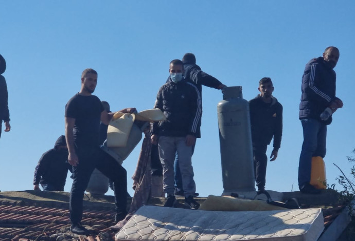 צעירים מתבצרים על גג מבנה בירושלים (צילום:  דוברות המשטרה)