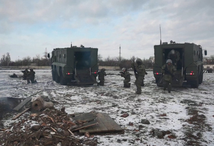 כוחות רוסיה ב"תרגיל צבאי" סמוך לגבול אוקראינה (צילום:  צילום מסך: רויטרס)