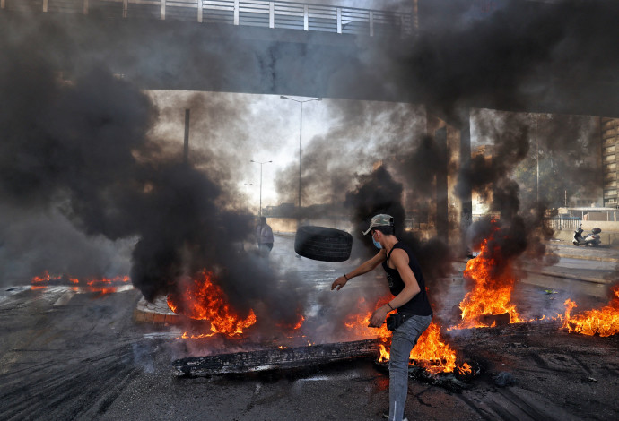 המשבר הכלכלי בלבנון - מפגינים ברחובות ביירות (צילום:  ANWAR AMRO/AFP via Getty Images)