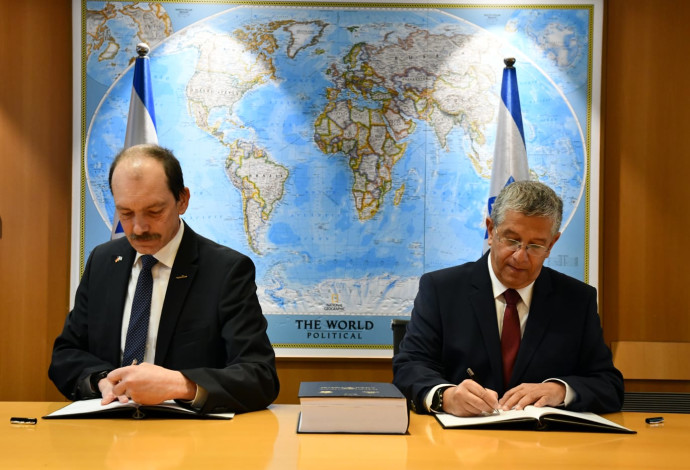 ה על ההסכם לייצור הצוללות בין ישראל לטיסנקרופ (צילום:  אריאל חרמוני, משרד הביטחון)