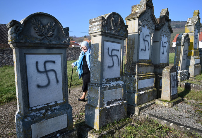 צלבי קרס שרוססו על מצבות בבית עלמין יהודי בצרפת (ארכיון) (צילום:  PATRICK HERTZOG AFP)