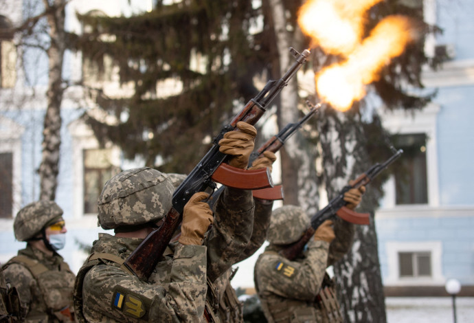 כוחות צבא אוקראינה מתאמנים בצל המתיחות עם רוסיה (צילום:  רויטרס)