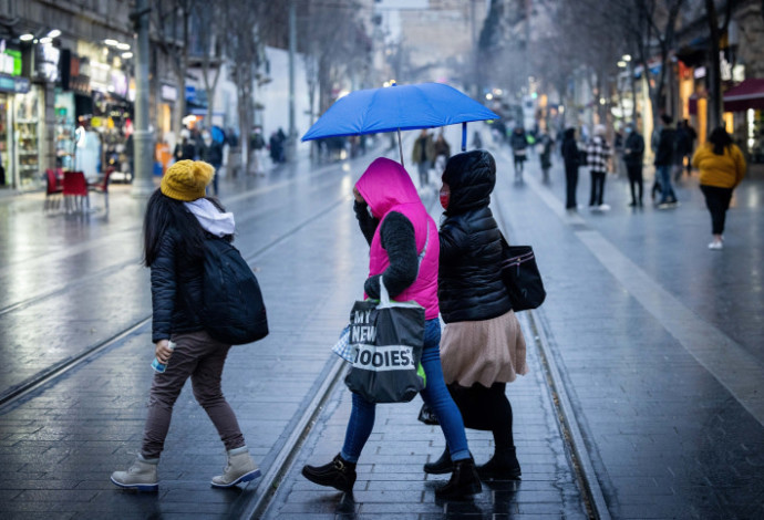 חורף, קור, אנשים עם מטריות בגשם (צילום:  יונתן זינדל, פלאש 90)