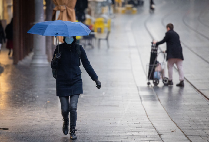 חורף, קור, אנשים עם מטריות בגשם (צילום:  יונתן זינדל, פלאש 90)