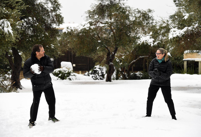 הנשיא הרצוג ורעייתו מיכל משחקים בשלג (צילום:  חיים צח, לע"מ)