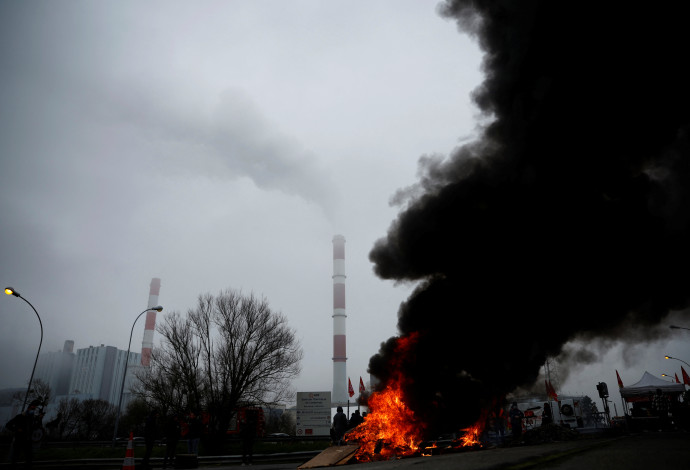 הפגנה בפתח מפעל של חברת החשמל הצרפתית (צילום:  REUTERS/Stephane Mahe)