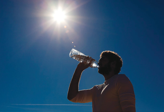 שתיית מים מבקבוק פלסטיק, אילוסטרציה (צילום:  ingimage ASAP)