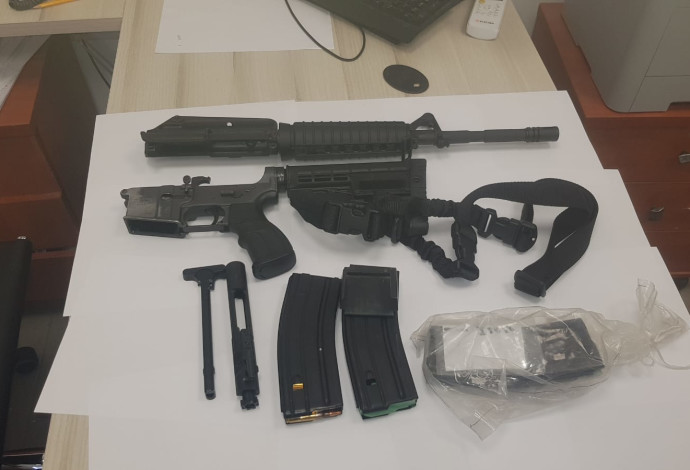 הנשק שנתפס בביתו של העורך הדין המוכר מהצפון (צילום:  דוברות המשטרה)