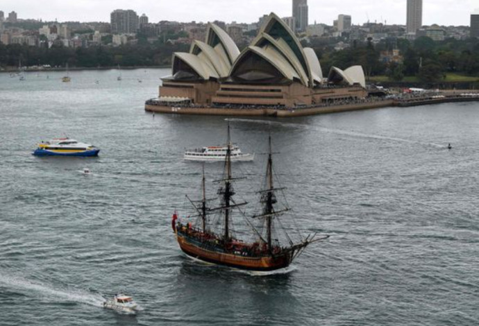 העתק הספינה של קפטן הוק אל מול חופי אוסטרליה (צילום:  Getty images)