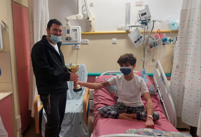 רועי ויקיר נפגשים בבית החולים (צילום:   עמותת תקווה ומרפא)