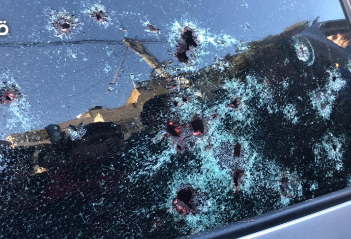 סימני הירי על רכבם של שלושת המחבלים (צילום:  רשתות ערביות)