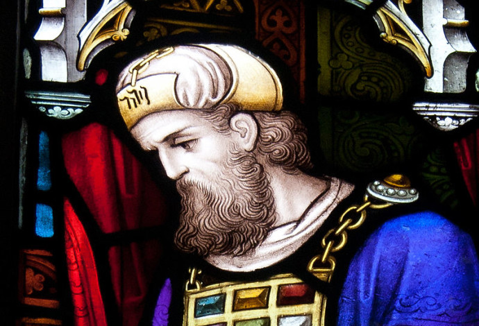 דמותו של הכהן הגדול בכנסיית Ballymote באירלנד (צילום:  Andreas F. Borchert, CC BY-SA 4.)