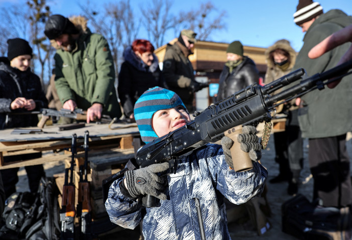 אזרחים אוקראינים מתאמנים בנשק מחשש לפלישת רוסיה (צילום:  רויטרס)
