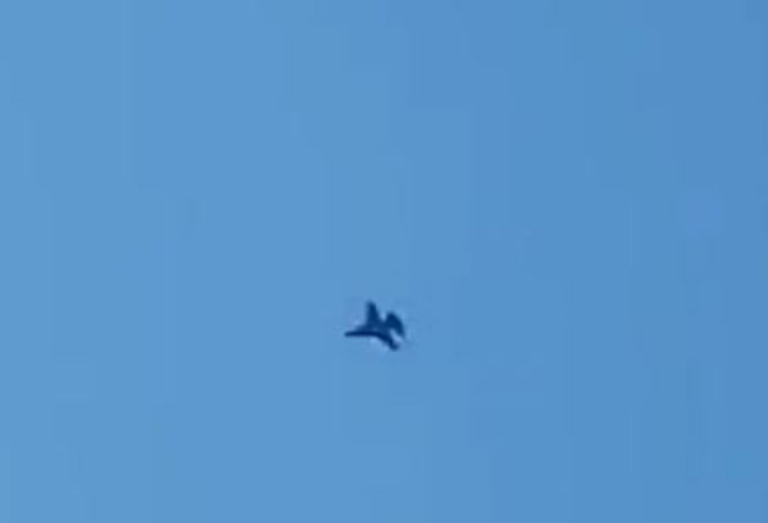 מטוסי חיל האוויר בשמי ביירות (צילום:  רשתות ערביות)