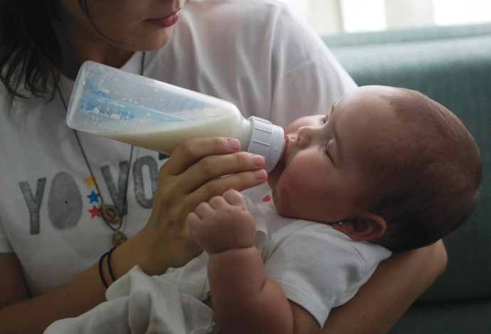 תינוק שותה מבקבוק חלב  (צילום:  רויטרס)