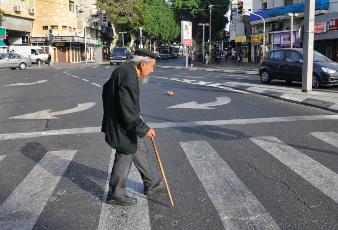 קשיש חוצה מעבר חצייה (צילום:  סרג' אטאל, פלאש 90)