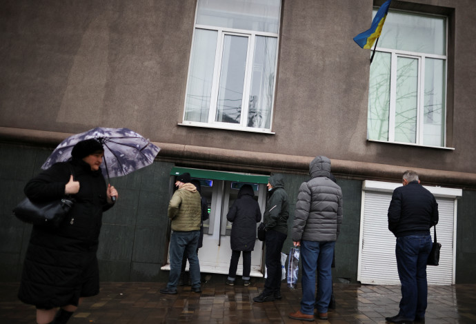 ממהרים למשוך כסף מכספומטים באוקראינה לאחר הודעת פוטין (צילום:  REUTERS/Carlos Barria)