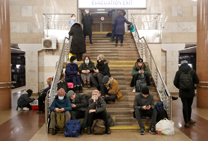 אנשים מסתתרים ברכבת התחתית באוקראינה (צילום:  REUTERS/Valentyn Ogirenko)