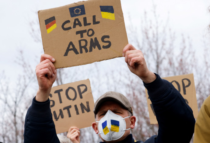 מפגינים באוקראינה (צילום:  REUTERS/Michele Tantussi)