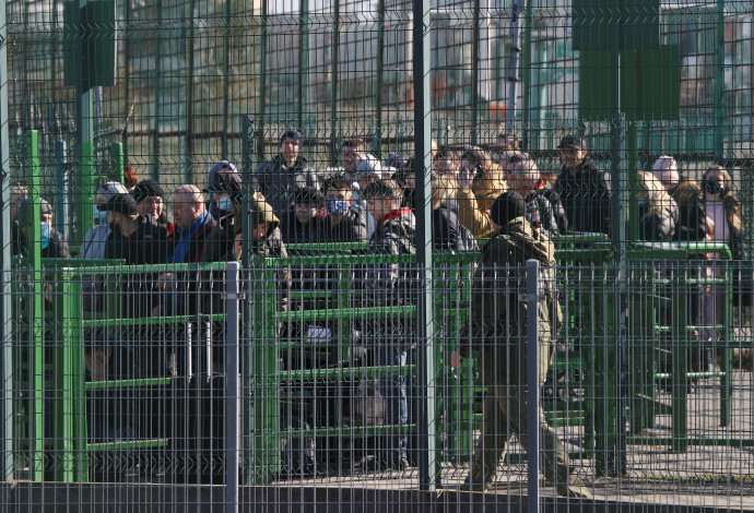 מעבר גבול אוקראינה-פולין (צילום:  REUTERS/Kacper Pempel)