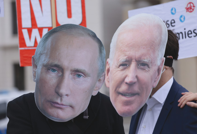 שלטים עם פרצופיהם של ביידן ופוטין במחאה על מלחמת רוסיה-אוקראינה (צילום:  gettyimages)