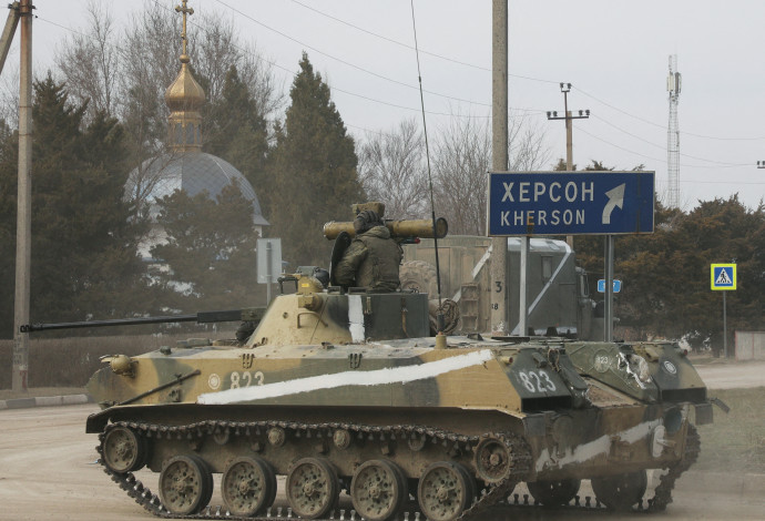 טנק רוסי בשטח אוקראיני בעייריה בחצי האי קרים (צילום:  רויטרס)