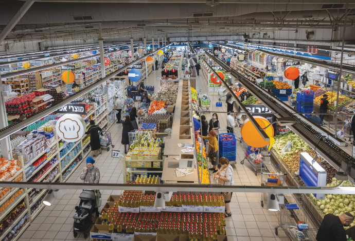 אנשים בסופרמרקט, אילוסטרציה (צילום ארכיון: יונתן זינדל, למצולמים ולמקום אין קשר לנאמר בכתבה)