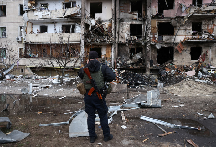 פגיעה בבניין מגורים בקייב, אוקראינה  (צילום:  REUTERS/Umit Bektas)