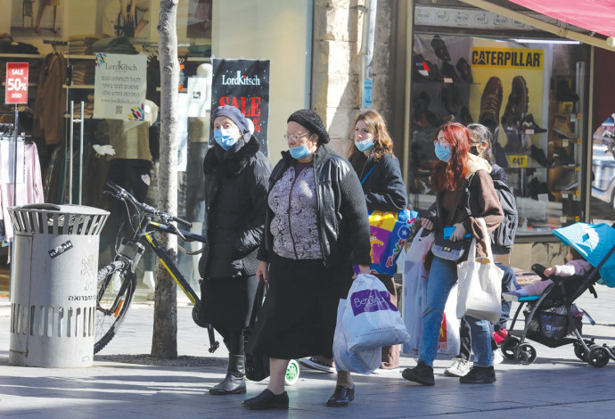אנשים ברחוב עם מסכה (צילום:  מרק ישראל סלם)