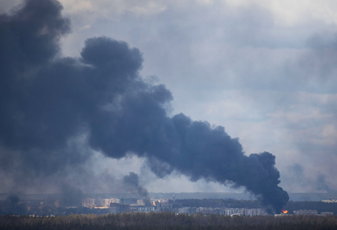 עשן מיתמר סמוך לקייב, אוקראינה (צילום:  REUTERS/Mykhailo Markiv)