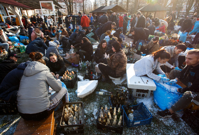 אזרחי אוקראינה מכינים בקבוקי תבערה  (צילום:  רויטרס)