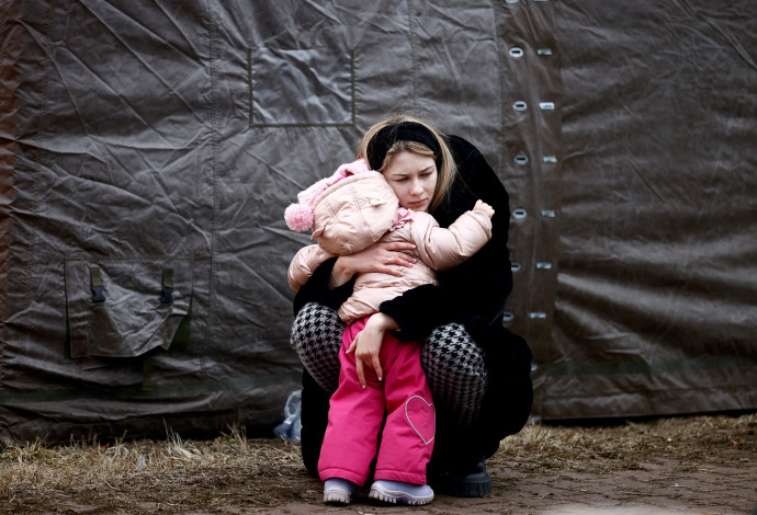 פליטים אוקראינים בגבול פולין (צילום:  REUTERS/Yara Nardi )