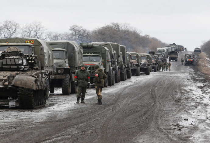 שיירה צבאית של כוחות פרו רוסים בלוגנסק, אוקראינה (צילום:  רויטרס)