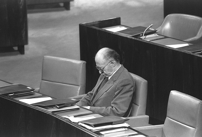 מנחם בגין בכנסת, זמן קצר לפני התפטרותו ב-1983 (צילום:  חנניה הרמן, לע"מ)