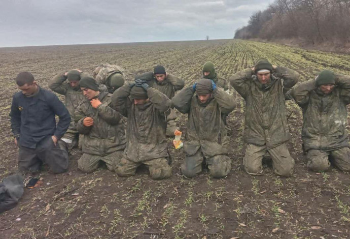 חיילים רוסים נפלו בשבי באוקראינה, במחוז מיקולאייב (צילום:  רשתות חברתיות)