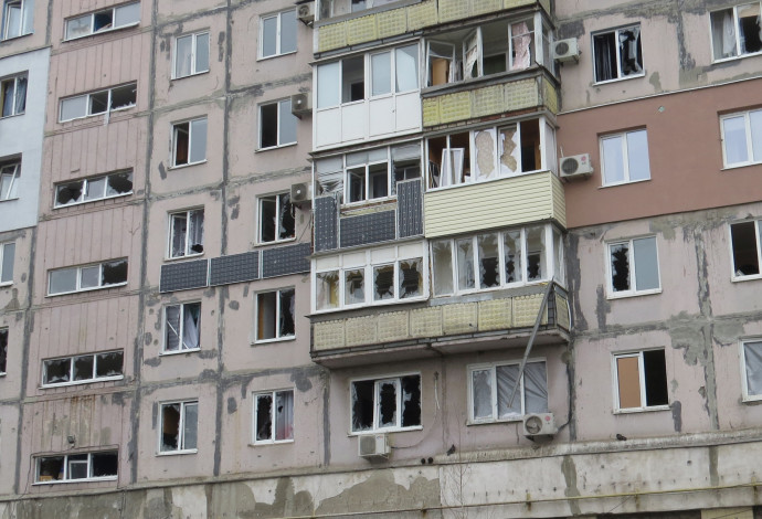 בניין מגורים שנפגע במריאופול (צילום:  REUTERS/Nikolay Ryabchenko)
