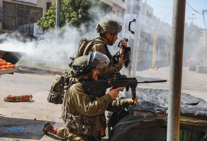 חיילים במהלך התפרעות פלסטינית בחברון (צילום:  וויסאם השלמון, פלאש 90)