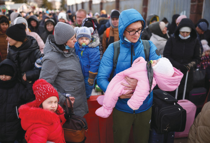 פליטים אוקראינים בגבול פולין (צילום:  רויטרס)