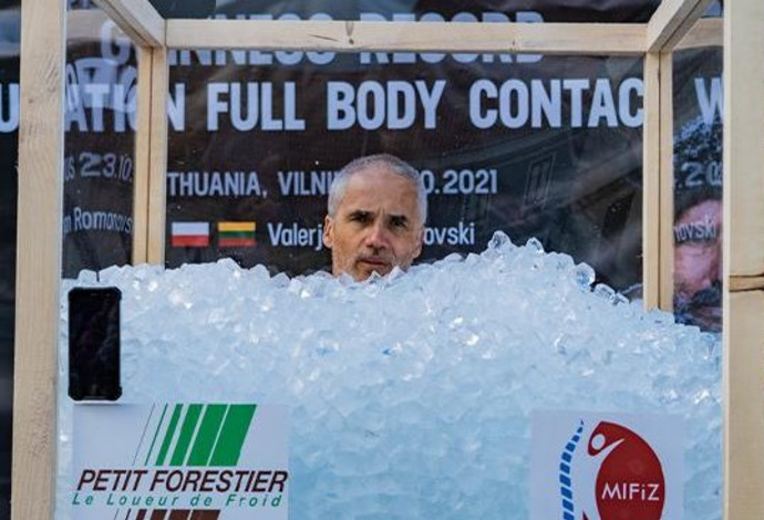 ולריאן רומנובסקי שיאן גינס בישיבה מתחת לקרח (צילום:  שיאי גינס)