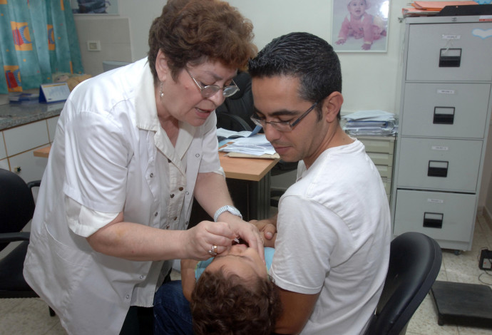 ילד מקבל טיפול מונע פוליו (צילום:  דודו גרינשפן, פלאש 90)