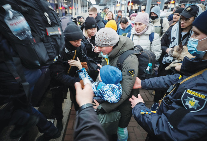אזרחים אוקראינים בורחים מלבוב (צילום:  רויטרס)